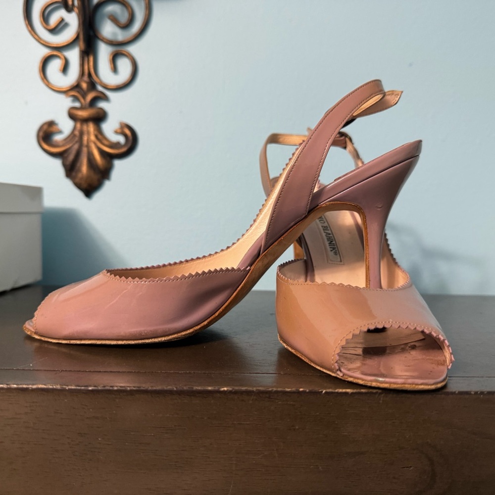 Manolo Blahnik Blush Lavender Patent Slingback Peep-Toe Heels